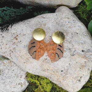 Eleganckie drewniane kolczyki z żywicą / monstera #336