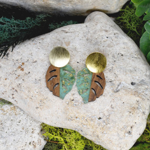Eleganckie drewniane kolczyki z żywicą / monstera #337