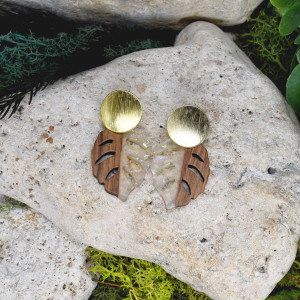 Eleganckie drewniane kolczyki z żywicą / monstera #338