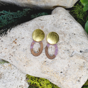 Eleganckie drewniane kolczyki z żywicą #339