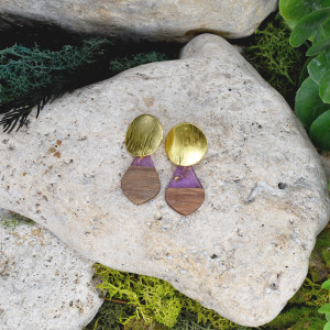 Eleganckie drewniane kolczyki z żywicą #342