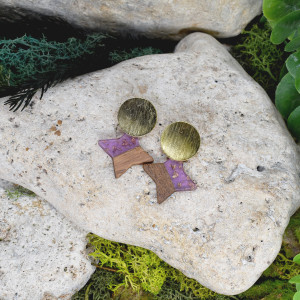 Eleganckie drewniane kolczyki z żywicą #343