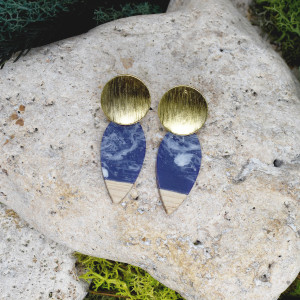 Eleganckie drewniane kolczyki z żywicą #459