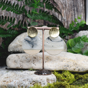 Eleganckie drewniane kolczyki z żywicą #462