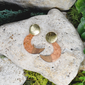 Eleganckie drewniane kolczyki z żywicą księżyce #466