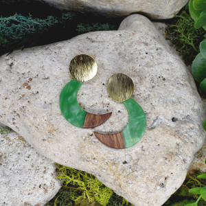 Eleganckie drewniane kolczyki z żywicą księżyce #467