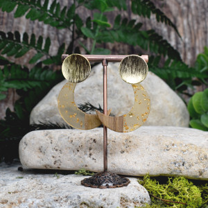 Eleganckie drewniane kolczyki z żywicą księżyce #468