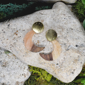 Eleganckie drewniane kolczyki z żywicą księżyce #469