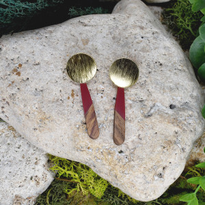 Eleganckie drewniane kolczyki z żywicą #472