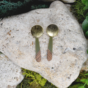 Eleganckie drewniane kolczyki z żywicą #473