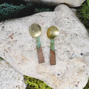 Eleganckie drewniane kolczyki z żywicą #475