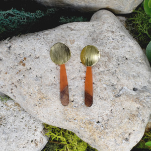 Eleganckie drewniane kolczyki z żywicą #478