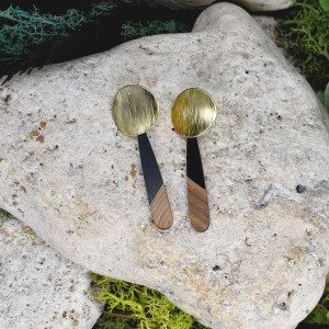 Eleganckie drewniane kolczyki z żywicą #479