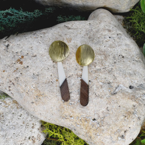 Eleganckie drewniane kolczyki z żywicą #480