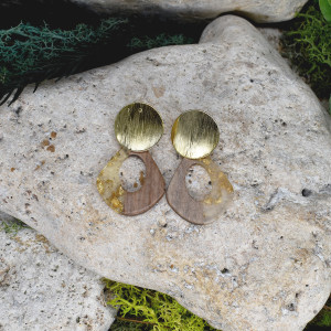 Eleganckie drewniane kolczyki z żywicą #486