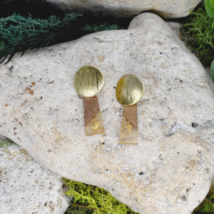 Eleganckie drewniane kolczyki z żywicą #488