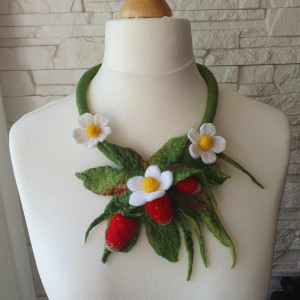 Naszyjnik z truskawkami