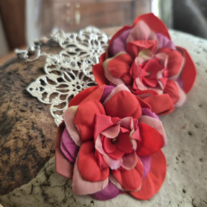 Klipsy czerwone kwiaty  lekkie