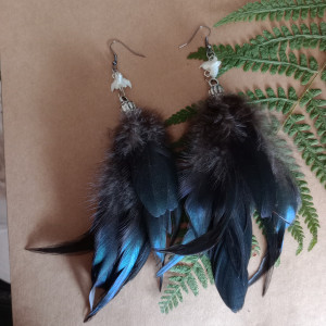 Czarne opalizujące kolczyki pierzaste