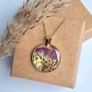 Wisiorek z żywicy okrągły polne kwiaty