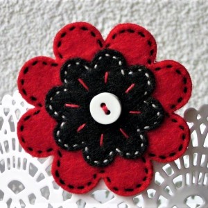 Filcowy kwiatek do przypięcia - wesoło i bez zadęcia