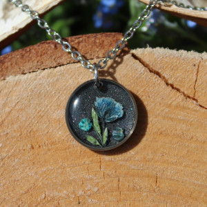 Srebrna zawieszka srebrny wisiorek kwiat naszyjnik żywica z żywicy kwiaty z kwiatami czarna czarny gipsówka niebieska