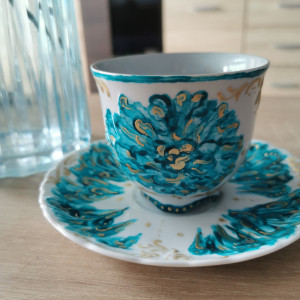 Bogato zdobiona filiżanka w stylu barokowym