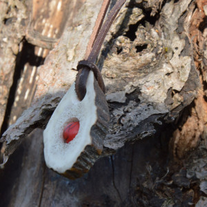 Naszyjnik z naturalnego rogu jelenia i koralu