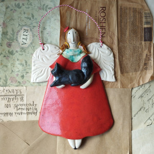 Aniołek z czarnym kotem