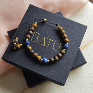 Bransoletka na jedwabnej nici z kamieni tygrysie oko i lapis lazuli