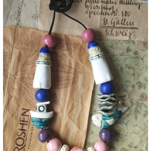 Korale z latarniami i różem