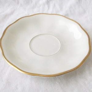 vintage talerzyk ze złotym paskiem, mały talerzyk z porcelany, porcelanowy talerzyk, retro talerzyk, porcelanowy spodek, Koenigszelt talerzyk vintage, Jaworzyna Śląska talerzyk retro