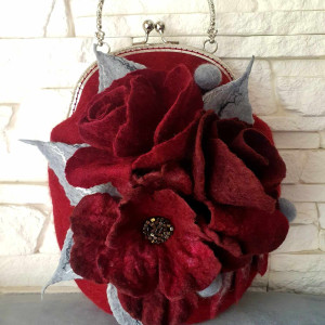 Bordowa torebka z różami