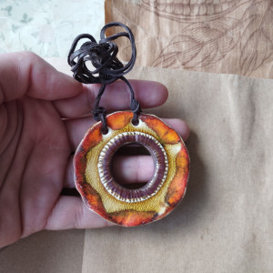 Wisior ażurowy ze szklanym rozmyciem