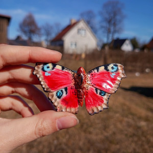 Ręcznie wykonana broszka w kształcie motyla  rusałki pawik, idealny prezent dla miłośników owadów