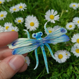 Ręcznie wykonana broszka w kształcie ważki, idealny prezent dla miłośników owadów