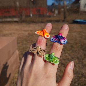 pierścionki z z kolorowymi ćmami z masy polimerowej, recznie wykonane, fairycore, fantasy