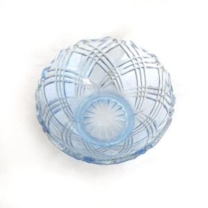 retro salaterka, vintage salaterka, niebieska salaterka, kwiatek salaterka, kolorowe szkło prl, mała salaterka, prl naczynia deserowe