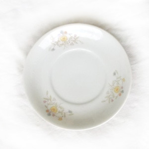 vintage talerzyk, kwiatki talerzyk, prl talerzyk, kwiaty talerzyk Karolina, mały talerz Karolina, talerzyk z kwiatkami, talerzyk Jaworzyna Śląska, talerzyk z czasów prl