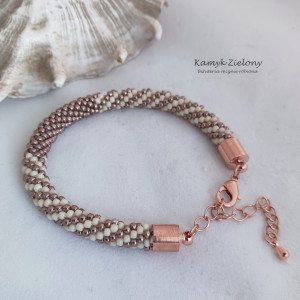 Bransoletka z koralików w kolorze miedziano-kremowym