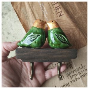 Wieszak ze szmaragdowymi ptaszkami