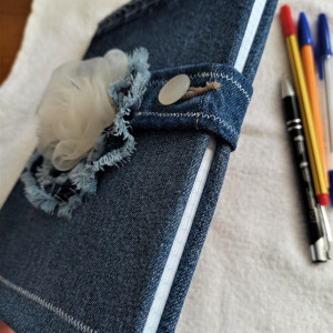 Okładka na zeszyt z kwiatkiem jeansowa