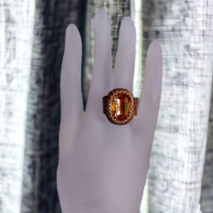 Pierścionek koralikowy z kryształem