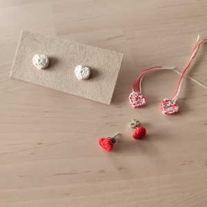 Kolczyki serduszka białe