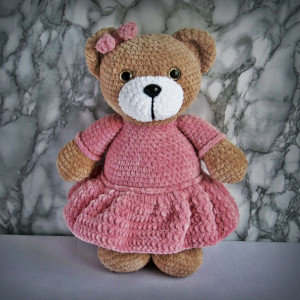 Szydełkowy miś w ciemnoróżowej sukience (na zamówienie)