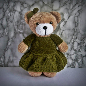 Szydełkowy miś w oliwkowej sukience (na zamówienie)