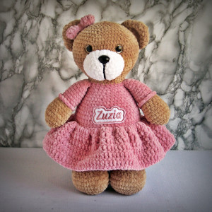 Szydełkowy miś z imieniem w ciemnoróżowej sukience (na zamówienie)