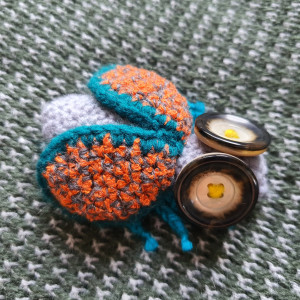 Broszka szydełkowa mucha 058