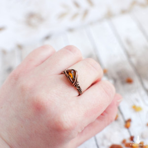 Pierścionek bursztyn nieregularny ognisty żywioł ognia miedź antyczna