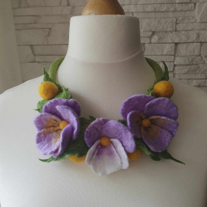 Naszyjnik z bratkami